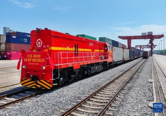 5月29日，在中哈連云港物流合作基地，首列連云港-阿拉木圖“滾裝+班列”跨境多式聯(lián)運專列整裝待發(fā)（無人機照片）。新華社發(fā)（王健民 攝）