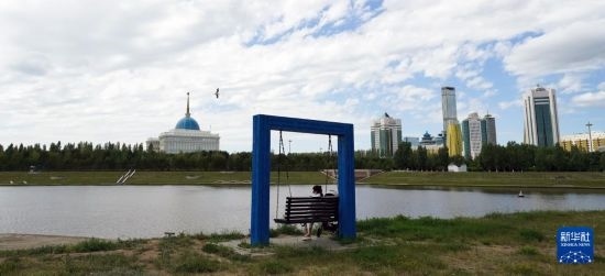 6月30日，一名女子在哈薩克斯坦首都阿斯塔納伊希姆河畔休息。新華社記者 王建華 攝