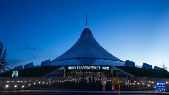 這是7月1日在哈薩克斯坦首都阿斯塔納拍攝的“可汗之帳”購物中心。新華社記者 王建華 攝