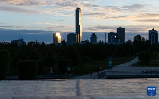 這是7月2日拍攝的哈薩克斯坦首都阿斯塔納市中心的建筑群。新華社記者 白雪騏 攝