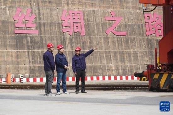 中哈兩國工作人員在中哈連云港物流合作基地交流（2023年5月10日攝）。新華社記者 季春鵬 攝