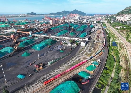 6月26日，“韓國-連云港-中亞”國際多式聯(lián)運班列從中哈連云港物流合作基地出發(fā)，駛往哈薩克斯坦、烏茲別克斯坦（無人機照片）。班列運載的55個大柜此前于6月13日從韓國境內(nèi)發(fā)出，經(jīng)釜山港海運抵達(dá)連云港后轉(zhuǎn)由鐵路運輸。新華社記者 季春鵬 攝