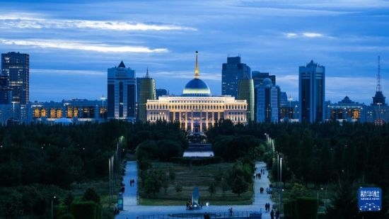 這是7月2日在哈薩克斯坦首都阿斯塔納拍攝的總統(tǒng)府及城市建筑。新華社記者 王建華 攝