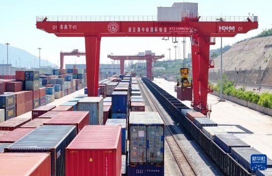 6月30日，在中哈連云港物流合作基地，大型機械在吊裝集裝箱（無人機照片）。新華社發(fā)（王健民 攝）