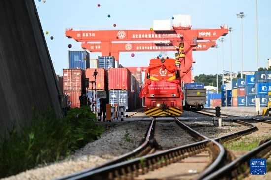 6月26日，“韓國-連云港-中亞”國際多式聯(lián)運班列從中哈連云港物流合作基地出發(fā)，駛往哈薩克斯坦、烏茲別克斯坦。班列運載的55個大柜此前于6月13日從韓國境內(nèi)發(fā)出，經(jīng)釜山港海運抵達(dá)連云港后轉(zhuǎn)由鐵路運輸。新華社記者 季春鵬 攝