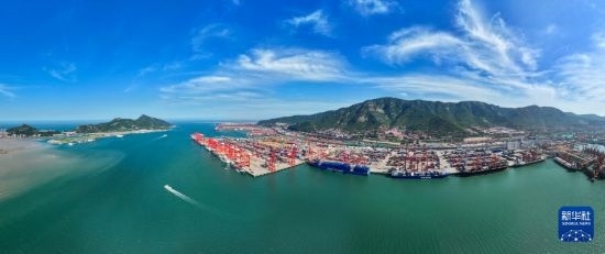 6月26日，貨輪?？吭谶B云港港集裝箱碼頭（無人機照片）。新華社記者 季春鵬 攝