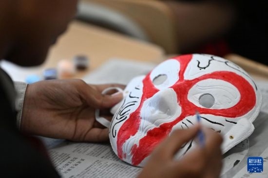 7月3日，外國學(xué)生在繪制京劇臉譜。新華社記者 李然 攝
