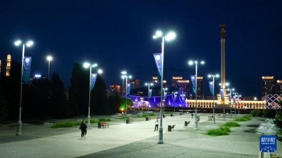 這是7月2日在哈薩克斯坦首都阿斯塔納拍攝的獨立廣場上的紀(jì)念柱（右后）。新華社記者 王建華 攝