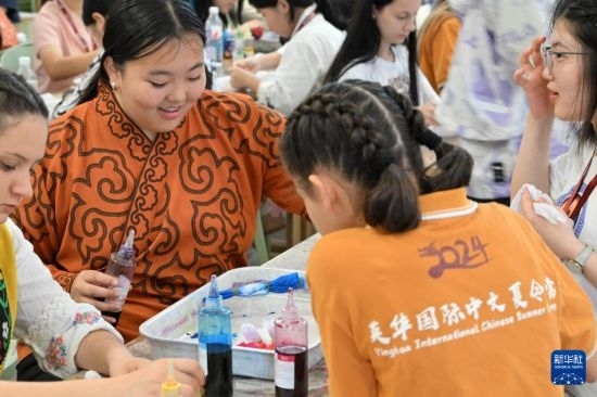 7月3日，外國學(xué)生在了解中國的染布技術(shù)。新華社記者 李然 攝