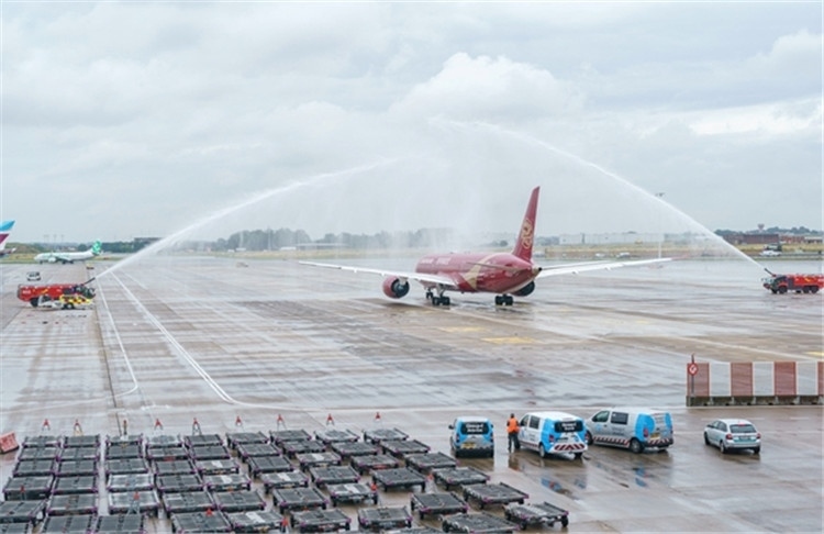 圖為布魯塞爾-上海返程航班出發(fā)前，布魯塞爾機(jī)場方面為返程航班舉行水門儀式。吉祥航空供圖