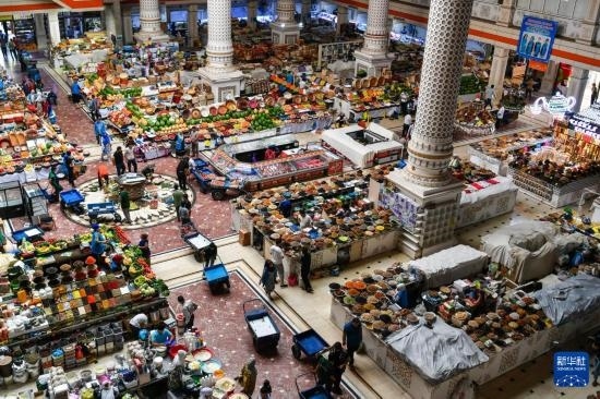 這是6月27日在塔吉克斯坦首都杜尚別拍攝的大巴扎內(nèi)景。新華社記者 曹陽(yáng) 攝