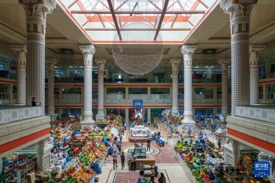 這是7月1日在塔吉克斯坦首都杜尚別拍攝的大巴扎內(nèi)景。新華社記者 周荻瀟 攝