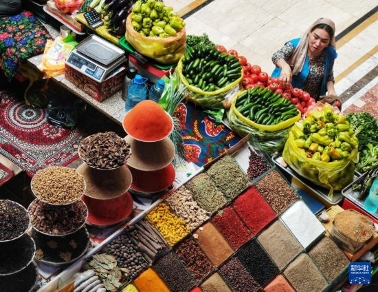 這是7月3日在塔吉克斯坦首都杜尚別拍攝的大巴扎內(nèi)景。新華社記者 燕雁 攝