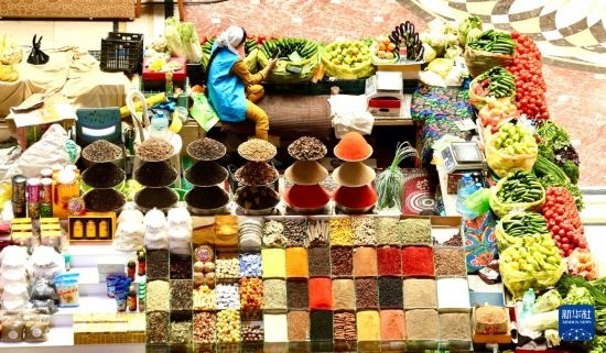 這是7月3日在塔吉克斯坦首都杜尚別拍攝的大巴扎內(nèi)景。新華社記者 姚大偉 攝