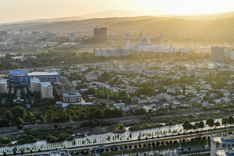 這是2024年6月26日拍攝的塔吉克斯坦首都杜尚別城市風(fēng)光。新華社記者 曹陽(yáng) 攝