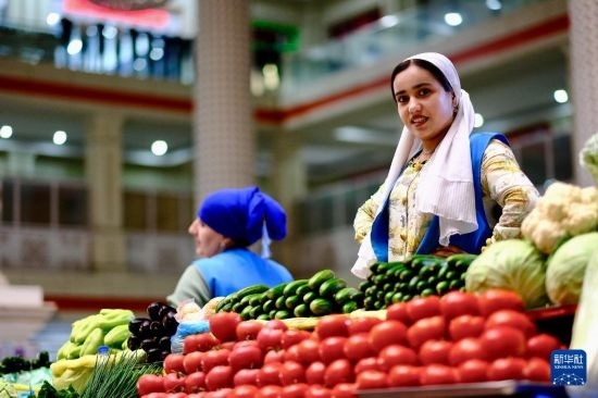 這是6月13日在塔吉克斯坦首都杜尚別大巴扎內(nèi)拍攝的營(yíng)業(yè)者。新華社記者 鄭開(kāi)君 攝