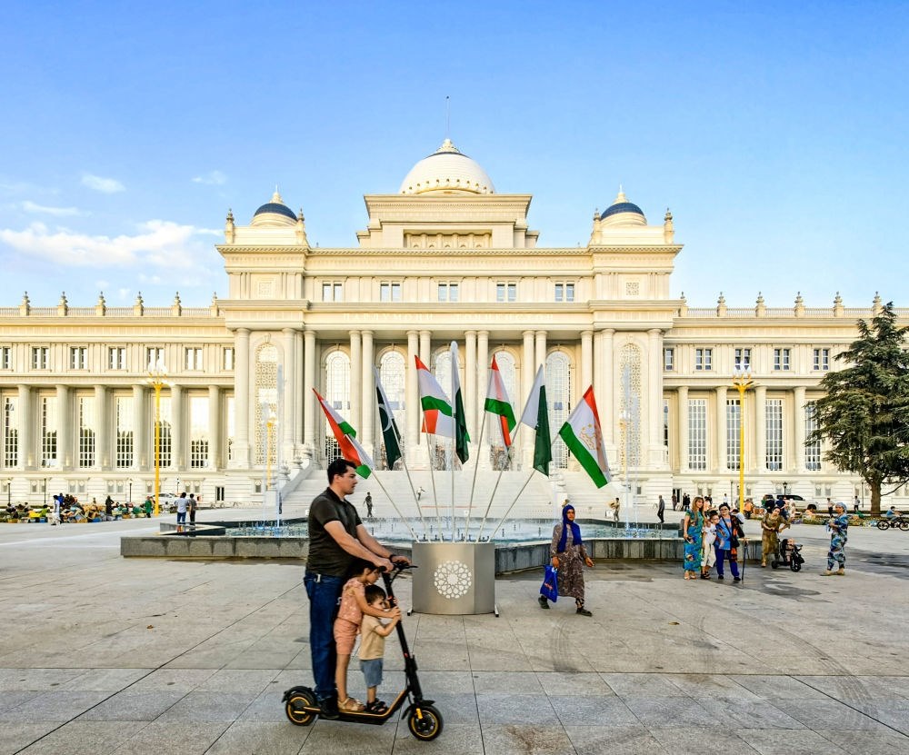 2024年7月1日，人們?cè)谒怂固棺h會(huì)大樓前的廣場(chǎng)上休閑。