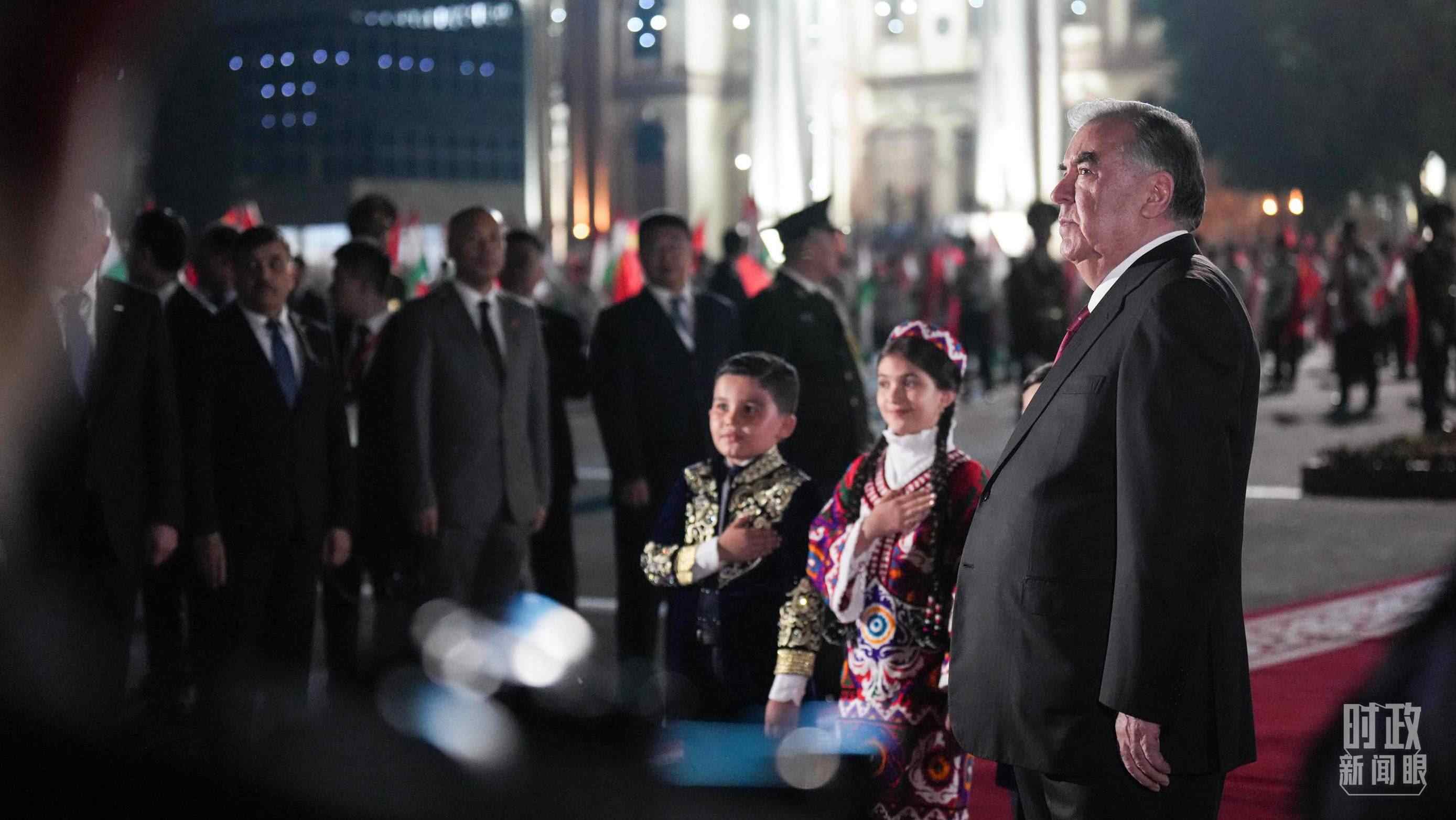 △拉赫蒙總統(tǒng)在機(jī)場(chǎng)迎接習(xí)主席。（總臺(tái)記者李晉拍攝）