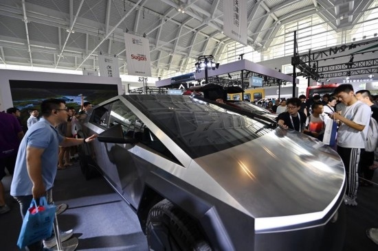 在天津舉行的2024世界智能產(chǎn)業(yè)博覽會上，觀眾在特斯拉展臺參觀（6月22日攝）。新華社記者 李然 攝
