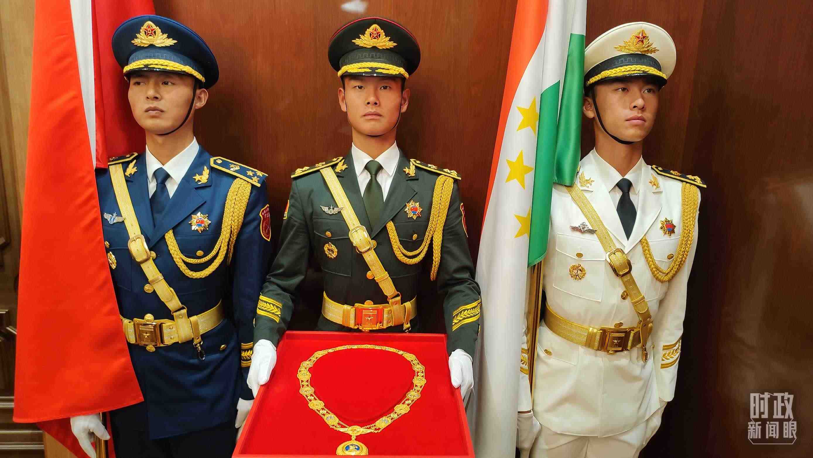 △中方儀仗兵護(hù)送“友誼勛章”入場(chǎng)。（總臺(tái)央視記者薛冠南拍攝）