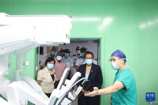 7月5日，塞舌爾衛(wèi)生部長維多在中國海軍“和平方舟”號醫(yī)院船上參觀。新華社發(fā)（劉志磊 攝）