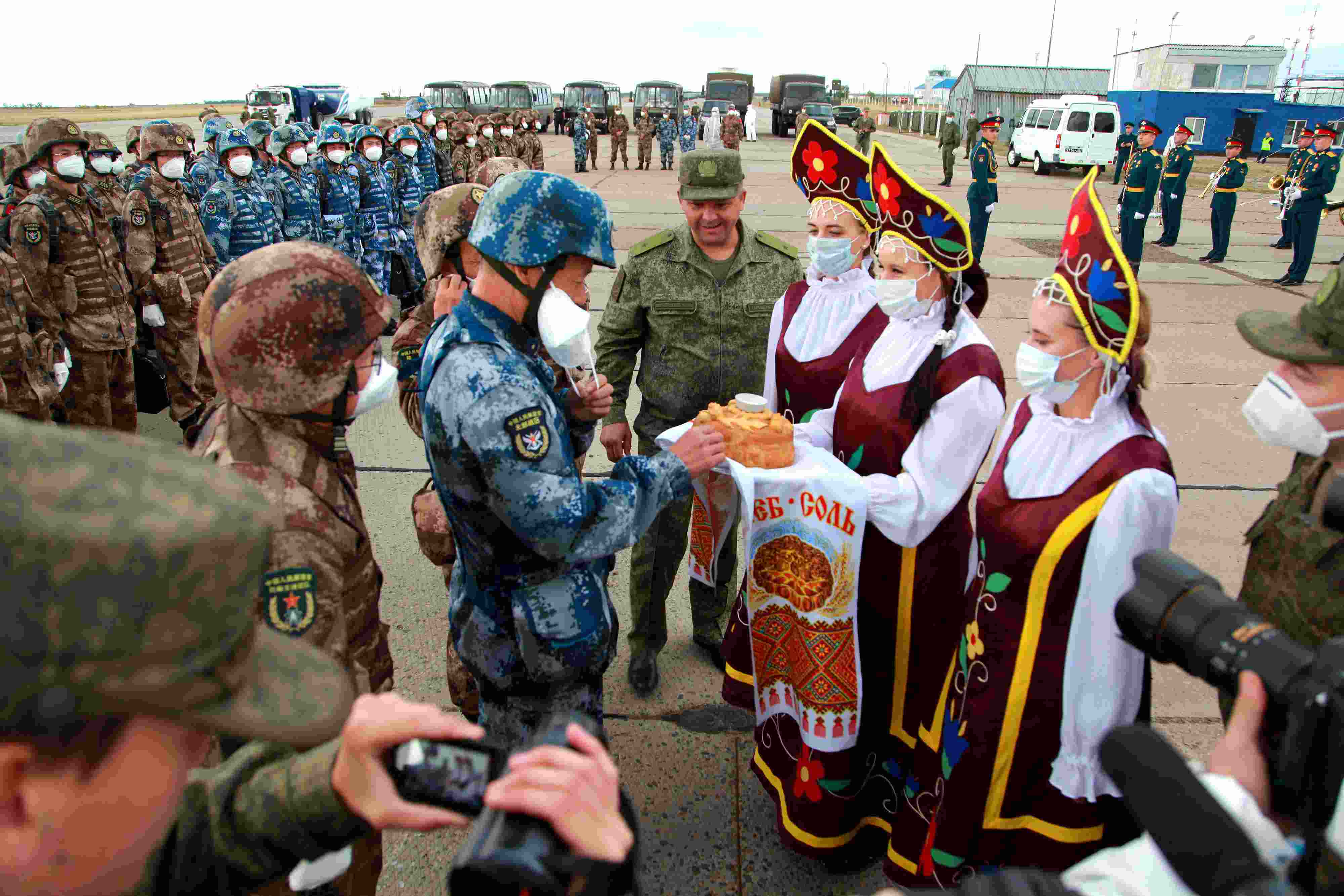 當(dāng)?shù)貢r(shí)間2021年9月10日，跨境參加“和平使命-2021”上海合作組織成員國聯(lián)合反恐軍演的中方部隊(duì)導(dǎo)演部抵達(dá)俄羅斯奧倫堡“東古茲”靶場演習(xí)地域。圖為俄方人員為中方人員舉行歡迎儀式。