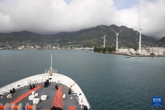 7月5日，中國海軍“和平方舟”號醫(yī)院船抵達塞舌爾維多利亞新港碼頭。新華社發(fā)（劉志磊 攝）
