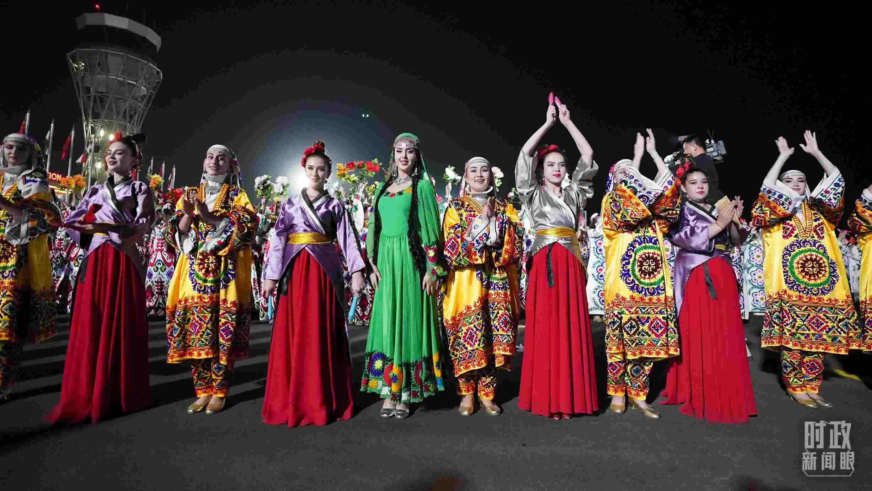 △迎賓儀式上身著民族盛裝的塔吉克斯坦青年。（總臺(tái)記者李晉拍攝）