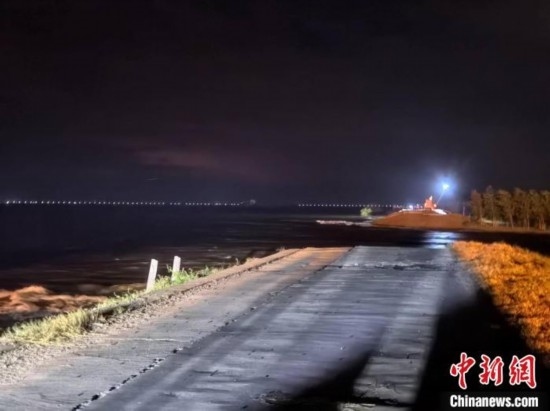  7月6日凌晨，湖南岳陽華容縣團洲垸洞庭湖一線堤防決口現(xiàn)場。中新社記者 白祖偕 攝