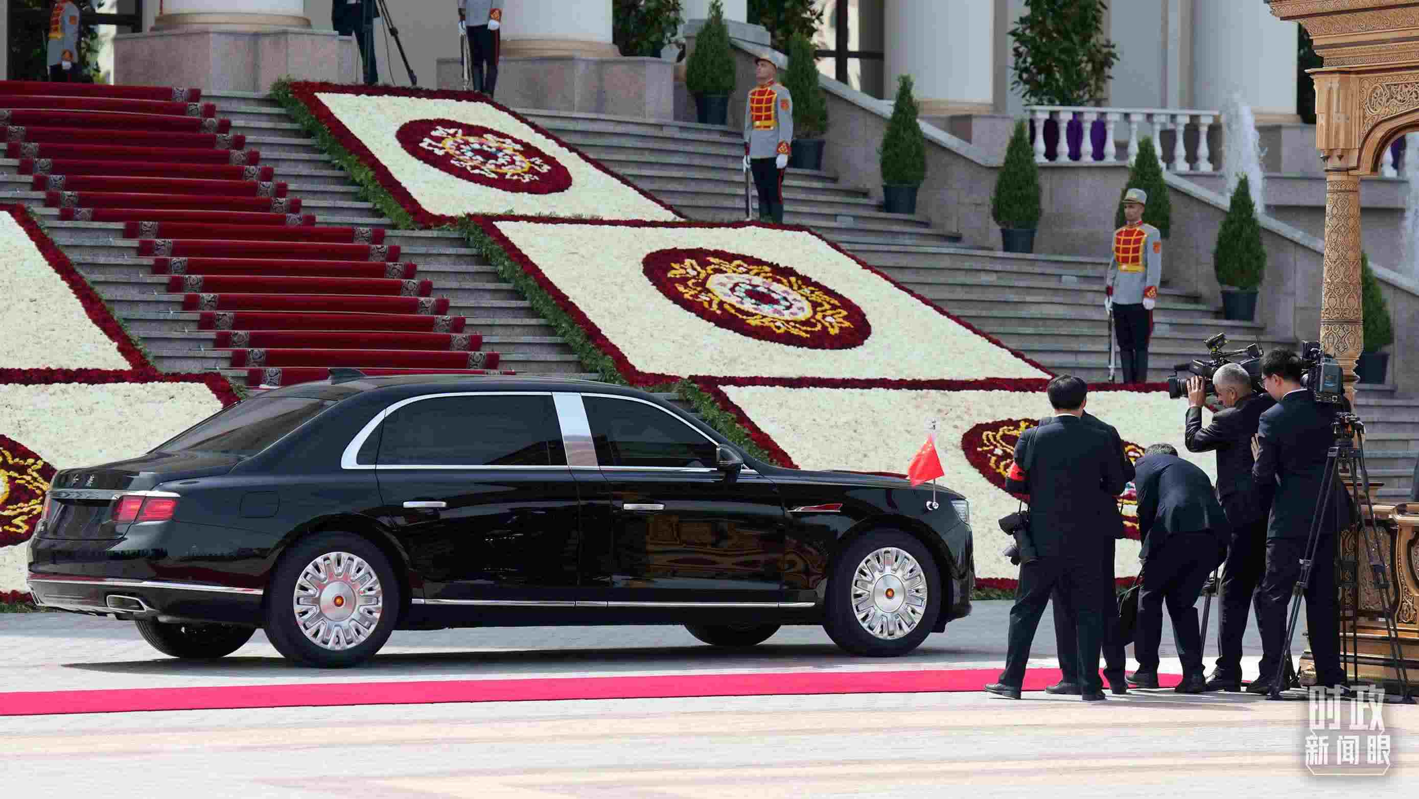 △習(xí)主席乘坐的紅旗車抵達(dá)塔總統(tǒng)府。（總臺(tái)記者李晉拍攝）