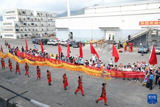 這是7月5日在塞舌爾維多利亞新港碼頭拍攝的歡迎儀式。新華社發(fā)（劉志磊 攝）