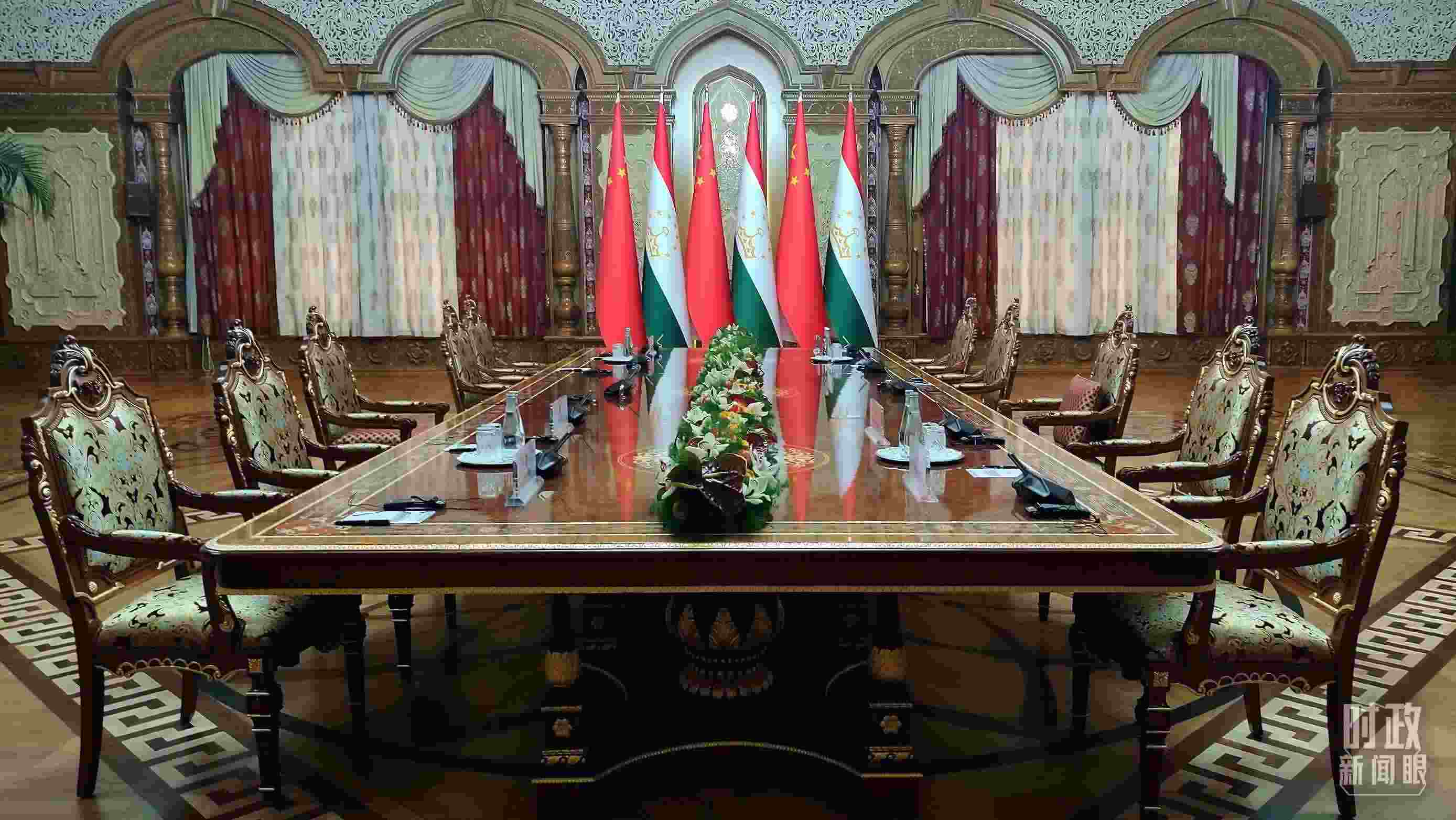 △中塔元首小范圍會(huì)談開始前。（總臺(tái)央視記者薛冠南拍攝）