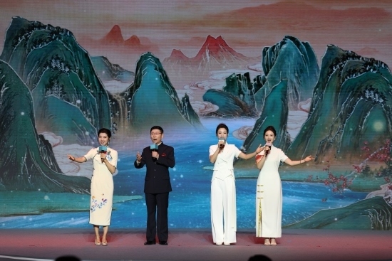 四位戲曲演員同臺獻(xiàn)唱。