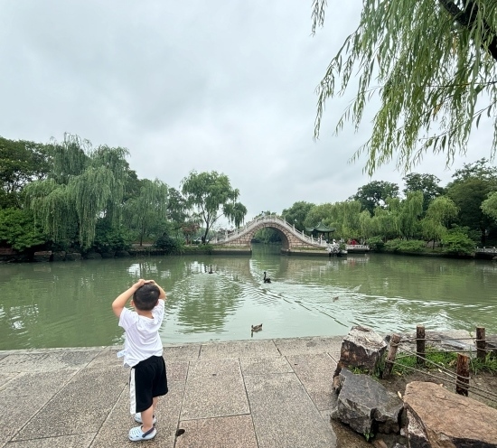 一位小朋友在二十四橋旁拍照。人民網(wǎng)記者 金慧慧攝