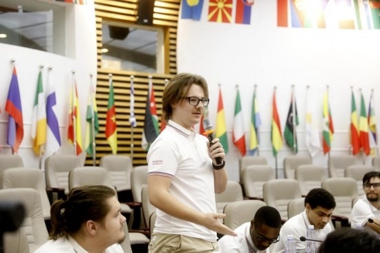 7月8日，美國(guó)中田納西州立大學(xué)大一學(xué)生雅克布·揚(yáng)在共譜華美和音交流營(yíng)上分享。新華社發(fā)