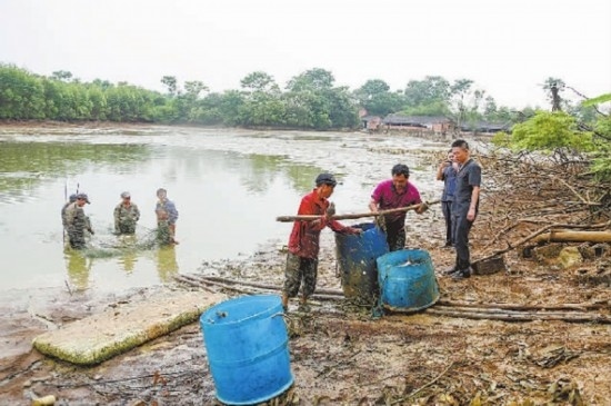 圖②：執(zhí)行干警督促凌某捕魚(yú)清塘。