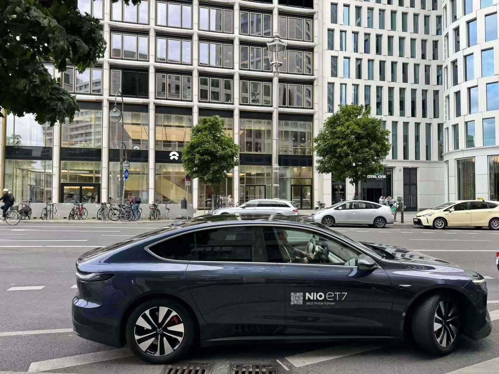 消費(fèi)者在蔚來柏林智能駕駛中心前試駕電動汽車。 人民網(wǎng)記者 李強(qiáng)攝