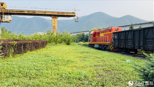 通鋼產(chǎn)品通過(guò)鐵路運(yùn)輸出場(chǎng)。人民網(wǎng) 謝瑩攝