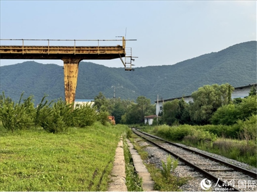 通鋼產(chǎn)品通過(guò)鐵路運(yùn)輸出場(chǎng)。人民網(wǎng) 謝瑩攝