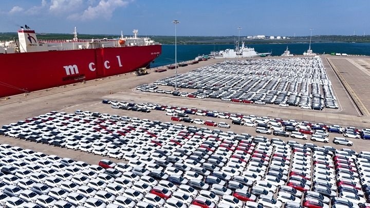 這是2024年3月28日拍攝的斯里蘭卡漢班托塔港（無人機(jī)照片）。漢班托塔港是中斯共建“一帶一路”重點合作項目，位于斯里蘭卡南端，是一座綜合性人工深水海港，許多往來亞洲、歐洲、非洲的貨船在此經(jīng)過。新華社記者 徐欽 攝