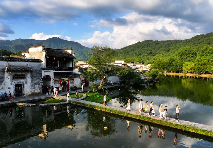 游客在安徽省黃山市黟縣宏村游玩（2024年7月7日攝）。新華社記者 杜宇 攝