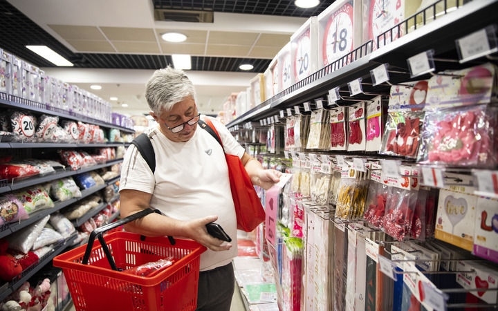 2024年4月29日，在匈牙利布達(dá)佩斯，一名男子在中歐商貿(mào)物流合作園區(qū)的中國商品交易展示中心內(nèi)購物。中歐商貿(mào)物流合作園區(qū)是中國在歐洲地區(qū)建設(shè)的首個商貿(mào)物流型境外經(jīng)貿(mào)合作區(qū)，也是集商貿(mào)展示與交易、物流運輸與倉儲、產(chǎn)業(yè)投資與合作功能于一體的中歐企業(yè)雙向互動平臺。新華社記者 張帆 攝