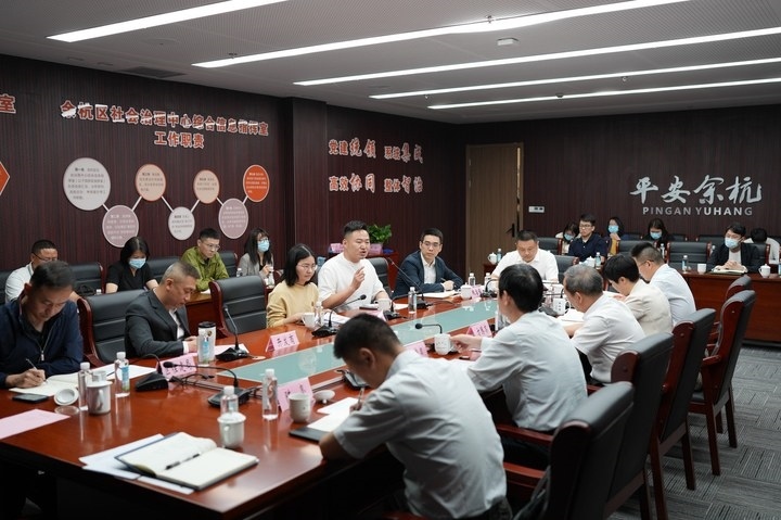 由浙江省信訪局和相關(guān)部門負責(zé)人組成的下訪團在杭州市余杭區(qū)社會治理中心接待來訪群眾。新華社記者 翁忻旸 攝