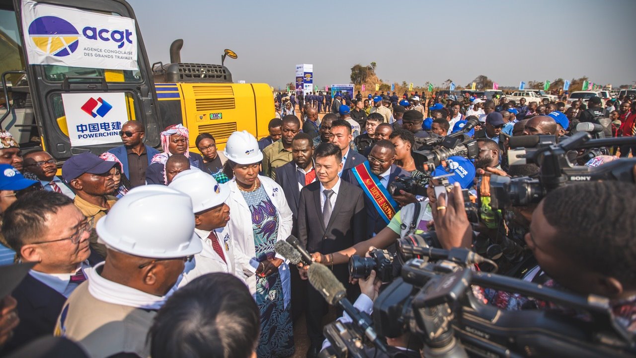 剛果（金）當(dāng)?shù)孛襟w采訪出席開工儀式的有關(guān)負(fù)責(zé)人。中鐵資源集團(tuán)供圖