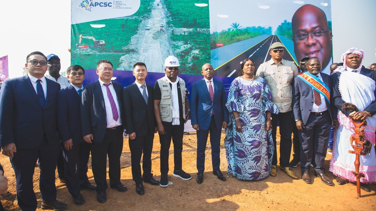 剛果（金）政府代表與中方企業(yè)代表出席開工儀式。中鐵資源集團(tuán)供圖