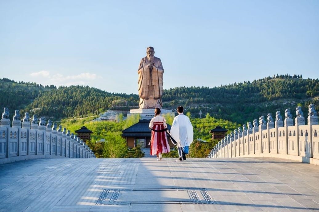 游客漫步尼山圣境領(lǐng)略古脈綿長。人民網(wǎng) 喬姝攝