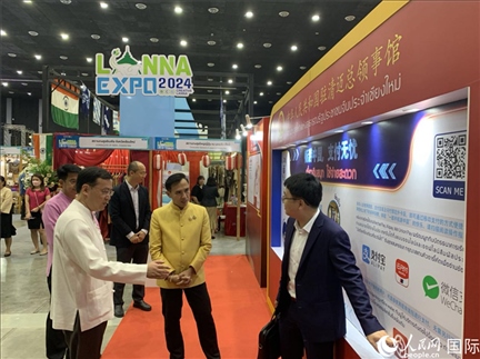 7月9日，中國(guó)駐清邁總領(lǐng)事陳海平與清邁副府尹威拉蓬等共同參觀以“暢游中國(guó)、支付無(wú)憂”為主題的中國(guó)展位。人民網(wǎng)記者章念生攝