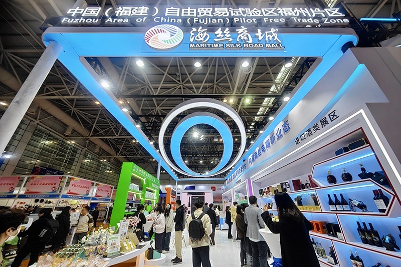 2024年3月18日，第四屆中國跨境電商交易會在福建福州開幕。展會聚焦“鏈接跨境全流域 共建電商新生態(tài)”，集聚全國80余個外貿(mào)產(chǎn)業(yè)帶的上千家供應(yīng)鏈企業(yè)。