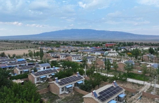 紅寺堡區(qū)新集村屋頂上的光伏板。新華社發(fā)（康國慶 攝）