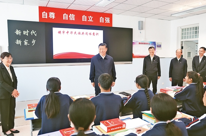2024年6月18日至19日，中共中央總書記、國(guó)家主席、中央軍委主席習(xí)近平在青?？疾?。這是18日下午，習(xí)近平在果洛西寧民族中學(xué)高一（1）班觀摩“新時(shí)代、新家鄉(xiāng)”主題思政課。 新華社記者 鞠鵬/攝